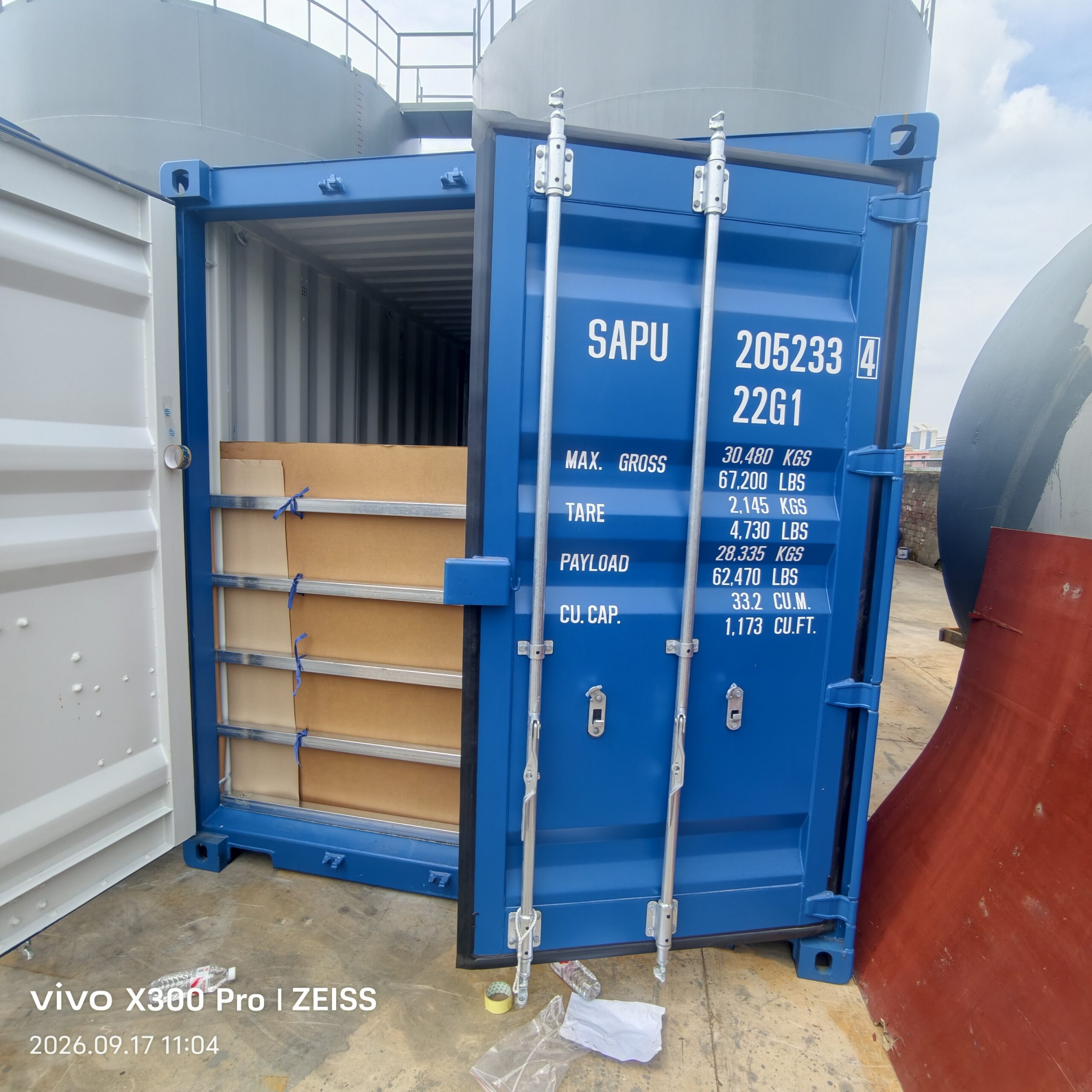 Flexitank door installation with steel bars
